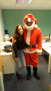 Trabaja en un estudio de arquitectura llamado BHD Architects. / En la imagen, en su oficina, con su jefe el día antes de Navidad.