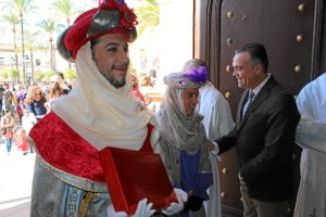 Alcalde recibe a los Reyes Magos en la Iglesia Parroquial