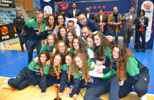 El conjunto cadete femenino, con la medalla de bronce en el cuello.