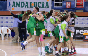 Alegría justificada del equipo infantil femenino andaluz tras la victoria en la final.