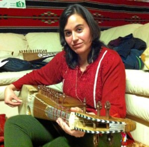 La onubense María Gómez se mudó a Reino Unido hace seis años. En la imagen, aprendiendo a tocar el rubab, instrumento tradicional de Afganistán.