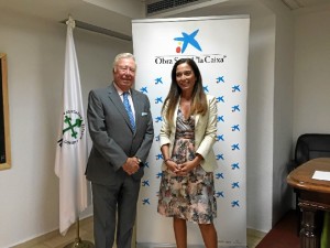 Rocío Pizarro, junto a José Luís García Palacios, presidente de la Asociación contra el Cancer de Huelva, tras la firma de un acuerdo.