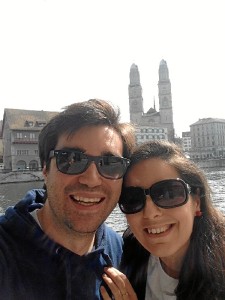 La onubense llegó a Zúrich en enero de 2016. En la imagen junto a su marido Jose, frente a la catedral de la capital suiza.