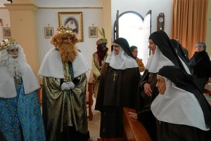 Los Reyes Magos de Oriente han visitado en la jornada festiva de este viernes el convento Santa Clara de Ayamonte.