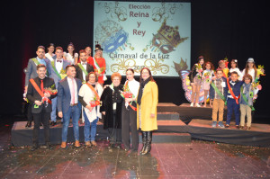  Aurora Aguedo, y concejal de Festejos, Luis Manuel Alfonso, junto a las cortes infantil y juvenil y las abuelas del Carnaval 2016 y 2017