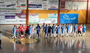 Los jugadores del Smurfit Kappa y del Almonte FS, en los prolegómenos del partido. / Foto: @AlmonteFutsal.