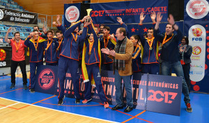 El diputado de Economía, Hacienda y Deportes, Francisco Martínez Ayllón, entregando un trofeo.