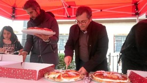 Los mensajeros recibían a los pequeños el numeroso público que llenaba la Plaza pudo disfrutar de la Degustación del Roscón de Reyes. 