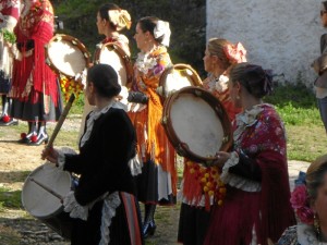 Amante de las tradiciones, vuelve a Almonaster la Real, cada vez que se le presenta la ocasión. En la fotografía, en el Romero de la Santa Cruz del El Llano. 