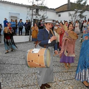 Es una enamorada de la gaita y el tamboril. En la fotografía, en el romero de la Santa Cruz del Hoyo de Las Veredas.