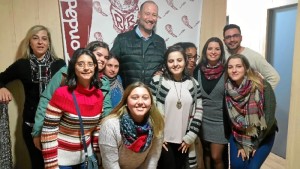 Un momento de la jornada en la que los niños del Proyecto Inocencia entrevistaron a Pedro García Aguad, de Hermano Mayor.