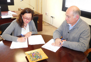 Momento de la firma del convenio por parte de la presidenta del club deportivo, Manuela Romero, y el gerente de la Asociación, Rafael Romero.