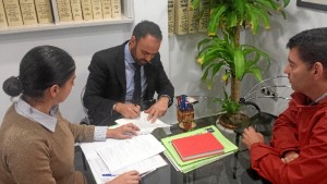 Momento de la firma de la cesión de las propiedades de la Cámara Agraria Local de Valverde del Camino al Ayuntamiento de la localidad andevaleña.