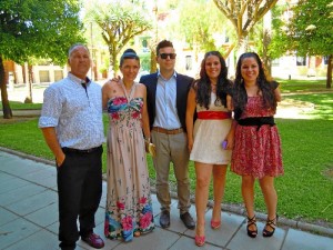 La joven almonteña (a la derecha), junto a sus padres y hermanos.