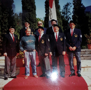 Junto a sus amigos veteranos.