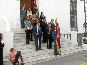 Las autoridades en la puerta del Consistorio en la tarde del sábado 28 de enero.