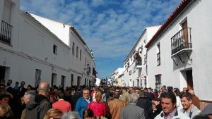 Gran afluencia de personas en las calles en los primeros momentos de la procesión.