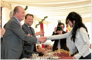 Lydia Nacimiento recibiendo el Premio al mejor expediente académico, de manos del Rey Juan Carlos.