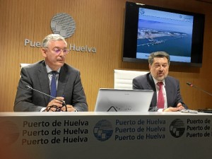 El presidente de la Autoridad Portuaria de Huelva, Javier Barrero, y el director de la Autoridad Portuaria de Huelva, Ignacio Álvarez-Ossorio, durante una rueda de prensa.