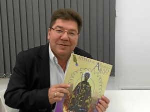 El alcalde de Trigueros, Cristóbal Romero, con la revista editada con motivo de las Fiestas de San Antonio Abad, donde se puede ver el cartel anunciador de estos días festivos. 