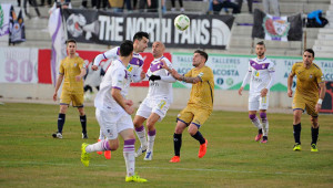 Miguelito, Antonio Domínguez y Núñez, autores de los goles albiazules, pugnan por un balón. / Foto: Ideal Jaén.