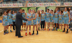 José Luis Pena, delegado en Huelva de la FAB, entregando un trofeo en el pasado Campeonato.