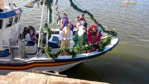 Sus Majestades, Melchor, Gaspar y Baltasar llegaban puntuales al puerto isleño a bordo del pesquero de Modesto Estévez.