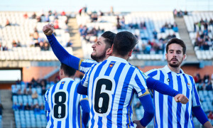 Los jugadores del Recre celebran el gol anotado por Antonio Domínguez. / Foto: Pablo Sayago.