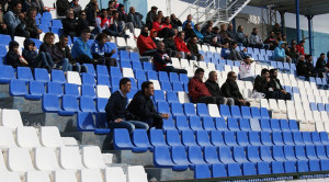 La imagen de Pavón en la grada al no poder sentarse en el banquillo, a punto de acabar. / Foto: Melilla Hoy.