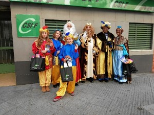 Los Reyes Magos visitan CSIF repartiendo juguetes mientras recogen alimentos. 