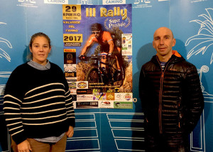 La concejal de Deportes del Ayuntamiento de Valverde del Camino, María del Carmen López, junto al secretarios del Club Superprestigio, Manuel Duque, en la presentación del evento.