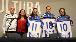 Antonio Toledo y Manuela Romero, junto a las tres jugadoras que han recalado en el Sporting.