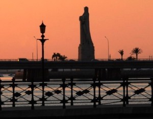 Monumento a Colón, símbolo de aventura, desde el muelle de la Reina.