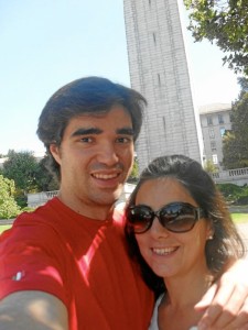 Junto a la torre campanario de la Universidad de Berkeley.