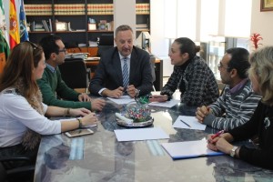 Reunión en el ayuntamiento de Huelva, presidida por Manuel Gómez, en relación al proyecto de callejero digital.