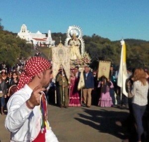 Un cirocho bailando ante la Virgen de Piedras-Alba.