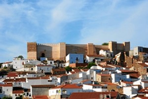 Castillo almohade de Aroche, construido a finales del siglo XI-principios del XII, coronando el cerro donde se ubica el núcleo urbano.