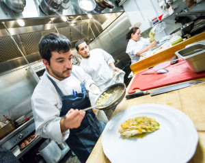 El chef del restaurante, preparando un plato. / Foto: Rey Lopez.
