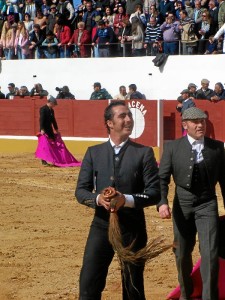 David Fandila “El Fandi”, estocada, dos orejas y rabo. 