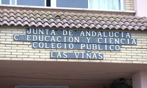 Rótulo en la entrada del CEIP las Viñas.