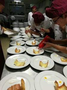 Un grupo de alumnos, confeccionando platos en el centro 'Virgen de Belén'.