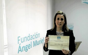 Ainhoa Ulibarri Ochoa, con el premio. 