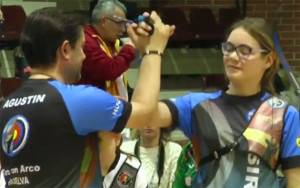 Leyre Fernández junto a Agustín Rodríguez, uno de sus entrenadores, durante la final.