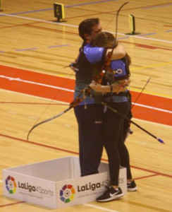 Leyre Fernández se abraza a su entrenador tras ganar la final.