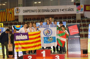 Podio por equipos, con la medalla de oro para Agustín Rodríguez, Cristina de Guzmán y Leyre Fernández.