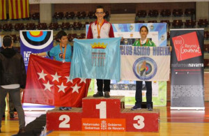 José Cabello, en la tercera plaza del podio con la medalla de bronce.