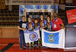 Los cuatro medallistas del Club Asirio junto a sus entrenadores José Riveros (derecha) y Agustín Rodríguez.