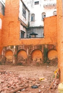 Arcos aparecidos en la Plaza de las Monjas en abril de 2010.