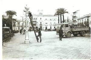 En el arreglo técnico de la luminaria de la singular Plaza.