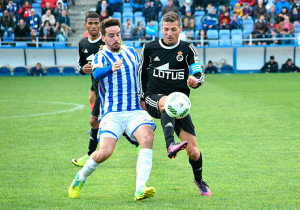 Rafa de Vicente pugna con un jugador de la Balona. / Foto: Pablo Sayago.